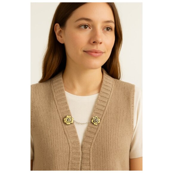 Dainty Flower Sweater Clip | Vintage-Inspired Floral Cardigan Guard - Picture 5 of 10